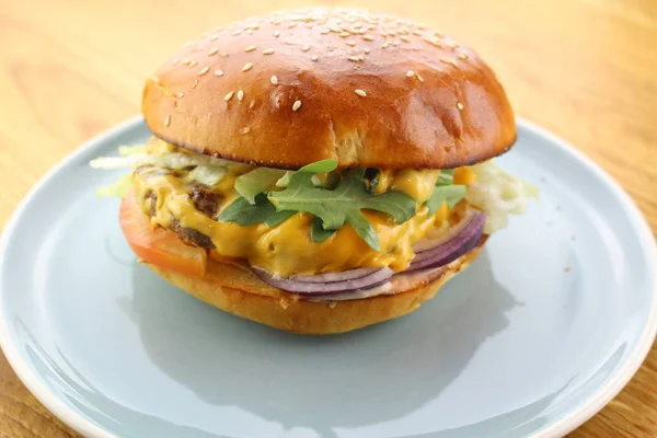 Pyszny Klasyczny Burger Izolowany Białym Talerzu — Zdjęcie stockowe