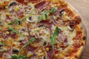 Jambonlu, mantarlı ve peynirli Calabrian pizzası..