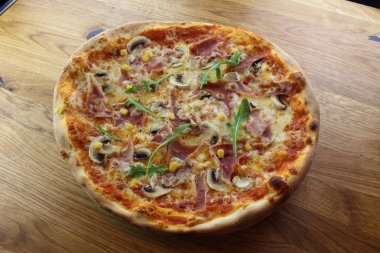 Jambonlu, mantarlı ve peynirli Calabrian pizzası..