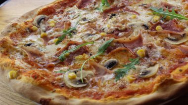 Jambonlu, mantarlı ve peynirli Calabrian pizzası..