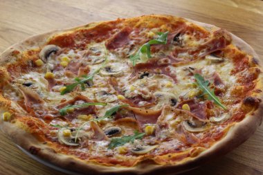 Jambonlu, mantarlı ve peynirli Calabrian pizzası..