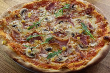 Jambonlu, mantarlı ve peynirli Calabrian pizzası..