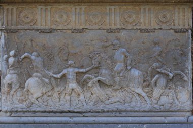 İspanya Granada, Endülüs 'teki Alhambra Sarayı kompleksindeki Charles V Sarayı' nın dış duvarındaki tarihi motifler..