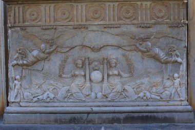 İspanya Granada, Endülüs 'teki Alhambra Sarayı kompleksindeki Charles V Sarayı' nın dış duvarındaki tarihi motifler..