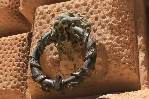 Bague Bronze Avec Une Tête Lion Sur Mur Extérieur Palais — Photo