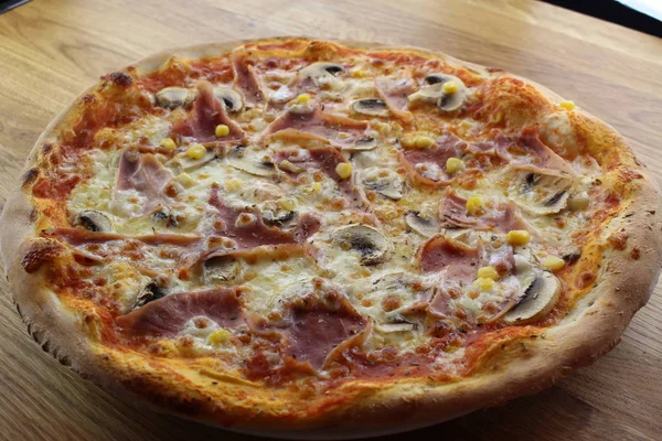 Kalabryjska Pizza Szynką Grzybami Serem Białym Talerzu — Zdjęcie stockowe