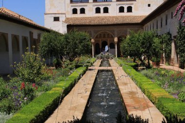 Granada, Endülüs, İspanya - 29 Temmuz 2017: Tarihsel Alhambra sarayı ve kale kompleksindeki Genelkurmay bahçelerinin (Palacios del Generalife) Su Hendeği (Patio de la Acequia) avlusu.