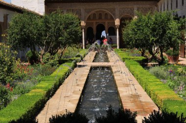 Granada, Endülüs, İspanya - 29 Temmuz 2017: Tarihsel Alhambra sarayı ve kale kompleksindeki Genelkurmay bahçelerinin (Palacios del Generalife) Su Hendeği (Patio de la Acequia) avlusu.