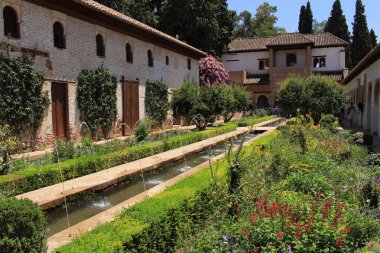 Granada, Endülüs, İspanya - 29 Temmuz 2017: Tarihsel Alhambra sarayı ve kale kompleksindeki Genelkurmay bahçelerinin (Palacios del Generalife) Su Hendeği (Patio de la Acequia) avlusu.