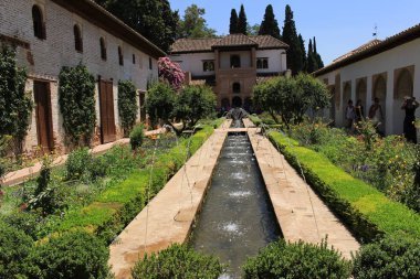 Granada, Endülüs, İspanya - 29 Temmuz 2017: Tarihsel Alhambra sarayı ve kale kompleksindeki Genelkurmay bahçelerinin (Palacios del Generalife) Su Hendeği (Patio de la Acequia) avlusu.