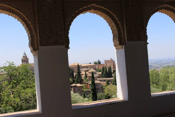 Una Vista Del Palacio Alhambra Del Complejo Fortalezas Través Una — Foto de Stock