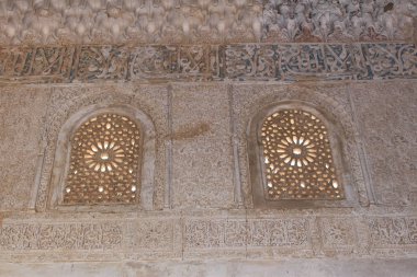 Alhambra Sarayı 'ndaki Generalife Sarayı' nın içindeki tarihi duvar oymaları ve Granada, Endülüs, İspanya 'daki kale kompleksi..