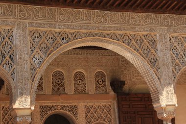 Alhambra Sarayı 'ndaki Generalife Sarayı' nın içindeki tarihi duvar oymaları ve Granada, Endülüs, İspanya 'daki kale kompleksi..