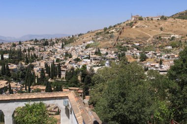 Granada, Endülüs, İspanya 'daki tarihi Alhambra Sarayı kompleksinin Albaicin kentinin havadan görünüşü.