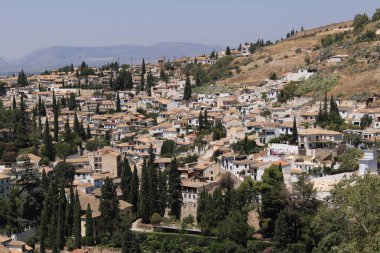 Granada, Endülüs, İspanya 'daki tarihi Alhambra Sarayı kompleksinin Albaicin kentinin havadan görünüşü.