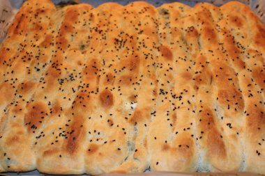  Üzerinde ıspanak ve siyah kimyon bulunan ünlü Türk hamur işi (Türk borek).