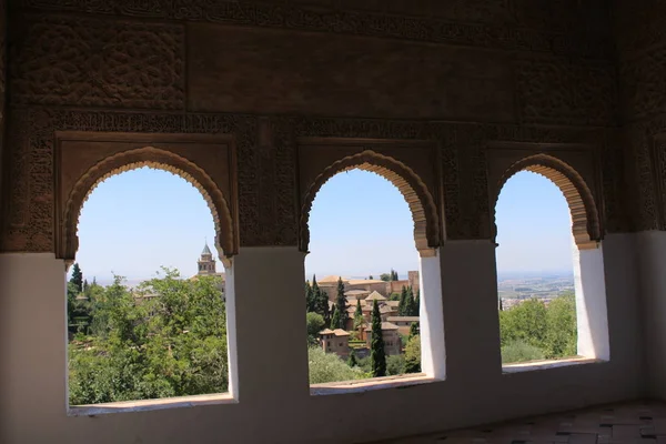 Kilátás Alhambra Palota Erőd Komplexum Egy Ablakon Keresztül Generalife Kertek — Stock Fotó