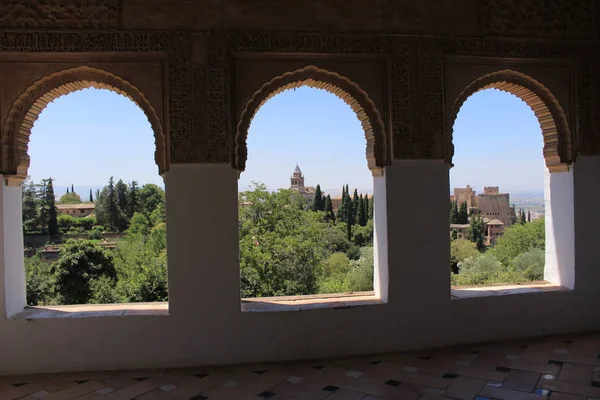 Вигляд Палац Фортечний Комплекс Альгамбри Через Вікно Садах Генераліфа Гранаді — стокове фото