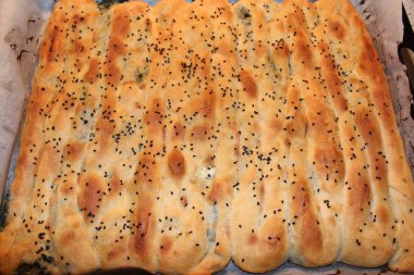  Üzerinde ıspanak ve siyah kimyon bulunan ünlü Türk hamur işi (Türk borek).