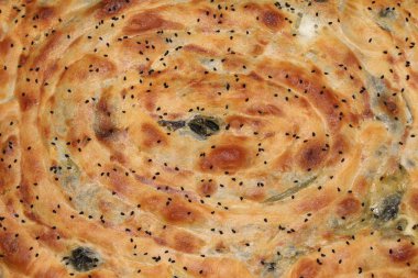  Üzerinde ıspanak ve siyah kimyon bulunan ünlü Türk hamur işi (Türk borek).