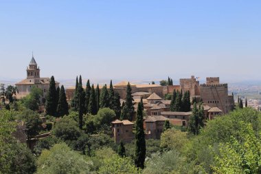 Granada, Endülüs, İspanya 'daki Generalife bahçelerinden alınan tarihi Alhambra sarayı ve kale kompleksi.