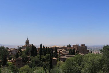 Granada, Endülüs, İspanya 'daki Generalife bahçelerinden alınan tarihi Alhambra sarayı ve kale kompleksi.