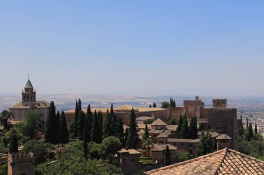 Granada, Endülüs, İspanya 'daki Generalife bahçelerinden alınan tarihi Alhambra sarayı ve kale kompleksi.