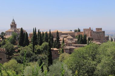 Granada, Endülüs, İspanya 'daki Generalife bahçelerinden alınan tarihi Alhambra sarayı ve kale kompleksi.