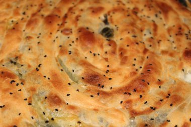  Üzerinde ıspanak ve siyah kimyon bulunan ünlü Türk hamur işi (Türk borek).