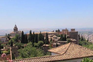 Granada, Endülüs, İspanya 'daki Generalife bahçelerinden alınan tarihi Alhambra sarayı ve kale kompleksi.