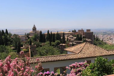 Granada, Endülüs, İspanya 'daki Generalife bahçelerinden alınan tarihi Alhambra sarayı ve kale kompleksi.