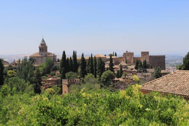 Granada, Endülüs, İspanya 'daki Generalife bahçelerinden alınan tarihi Alhambra sarayı ve kale kompleksi.