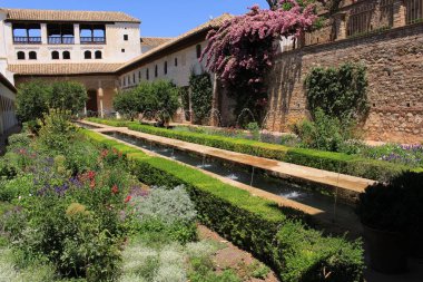 Granada, Endülüs, İspanya 'daki tarihi Alhambra sarayı ve kale kompleksindeki Genelkurmay Bahçeleri' nin Su Hendeği (Patio de la Acequia) avlusu.