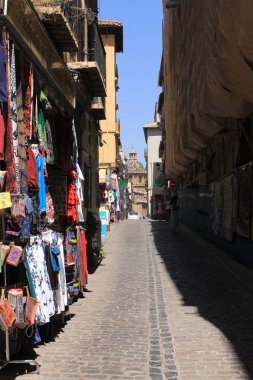 Granada, Endülüs, İspanya - 28 Temmuz 2017: Dükkanları olan San Jeronimo Caddesi manzarası.