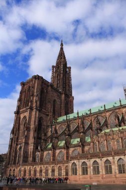 Strasbourg, Fransa - 27 Ekim 2017: Turistler Our Lady Katedrali 'nin (veya Notre-Dame de Strasbourg Katedrali, Cathedrale de Strasbourg, Strasbourg, Strasbourg).