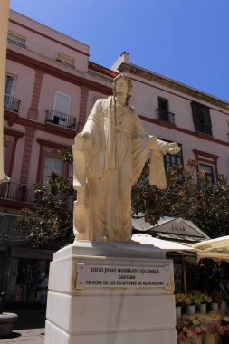 Cadiz, Endülüs, İspanya - 4 Ağustos 2017: Lucius Junius Moderatus Columella 'nın heykeli, Roma' nın en önemli tarım yazarı, Plaza Topete Meydanı 'nda bir orak ve öküz boyunduruğu tutuyor..