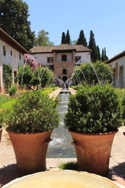 Granada, Endülüs, İspanya 'daki tarihi Alhambra sarayı ve kale kompleksindeki Genelkurmay Bahçeleri' nin Su Hendeği (Patio de la Acequia) avlusu.
