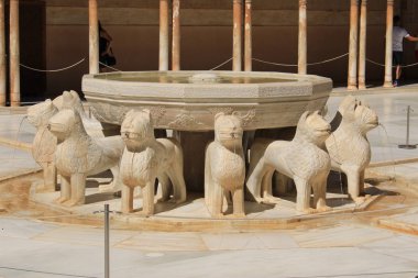 Granada, Andalusia, İspanya 'daki Nasrid Sarayı' ndaki (Palacios Nazaries) Aslanlar Bahçesi (Patio de los Leones) mermer çeşmesi ve kale kompleksi..
