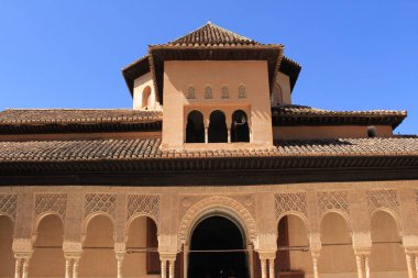 Granada, Endülüs, İspanya - 29 Temmuz 2017: Aslanlar Sarayı, tarihi Alhambra Sarayı ve kale kompleksi Nasrid Sarayı 'nın (Palacios Nazaries) bir parçası.