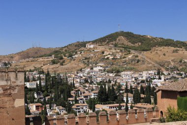Albaicin şehrinin hava manzarası Granada, Endülüs, İspanya 'daki tarihi Alhambra Sarayı kompleksinin Nasrid saraylarından alınmıştır..
