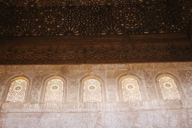 Granada, Endülüs, İspanya - 29 Temmuz 2017: Tarihi Alhambra Sarayı kompleksinde Nasrid Saraylarının (Palacios Nazaries) ayrıntılı süsleme kalıpları.