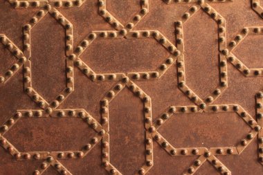 Granada, Endülüs, İspanya 'daki tarihi Alhambra Sarayı kompleksindeki Nasrid Sarayı' nın (Palacios Nazaries) metal kapı desenleri.