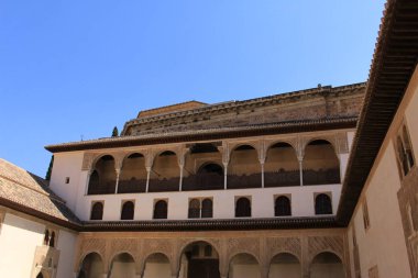 Granada, Endülüs, İspanya 'daki tarihi Alhambra Sarayı kompleksinde Nasrid Sarayı' nın (Palacios Nazaries) Myrtles Mahkemesi (Patio de los Arrayanes).