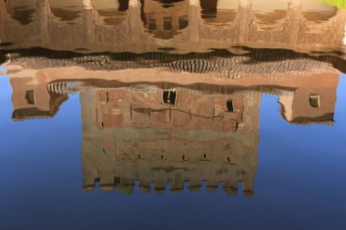 Granada, Endülüs, İspanya 'daki tarihi Alhambra Sarayı kompleksindeki göletten alınan Comare Kulesi ve Nasrid Sarayı' nın (Palacios Nazaries) yansıması..