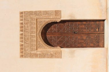 Granada, Endülüs, İspanya 'daki Nasrid Sarayı' ndaki (Palacios Nazaries) Myrtles avlusunun tarihi ahşap kapısı..