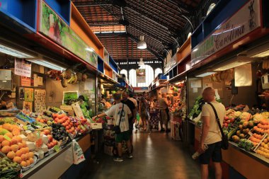 Malaga, Endülüs, İspanya - 25 Temmuz 2017: Şehir merkezinde yer alan Merkezi Pazar Atarazana 'nın (Mercado Central Atarazanas) iç görünümü.