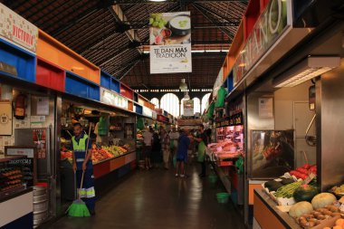 Malaga, Endülüs, İspanya - 25 Temmuz 2017: Şehir merkezinde yer alan Merkezi Pazar Atarazana 'nın (Mercado Central Atarazanas) iç görünümü.
