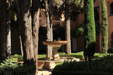 Daraxa 'nın Bahçesi (Jardines de Daraxa) ya da Portakal Ağaçları Bahçesi (Jardin de los Naranjos) ve İspanya' nın Endülüs kentindeki Alhambra Sarayı kompleksinde bulunan Mermer Bahçesi (Jardin de los Marmoles)..