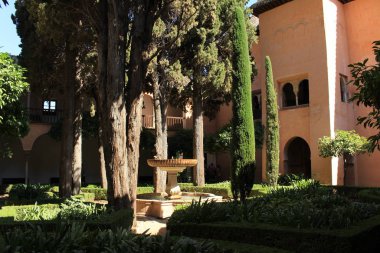 Daraxa 'nın Bahçesi (Jardines de Daraxa) ya da Portakal Ağaçları Bahçesi (Jardin de los Naranjos) ve İspanya' nın Endülüs kentindeki Alhambra Sarayı kompleksinde bulunan Mermer Bahçesi (Jardin de los Marmoles)..