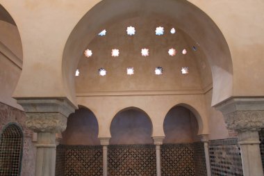 Granada, Endülüs, İspanya 'daki Alhambra Sarayı kompleksinde tarihi Arap hamamı (hamam).